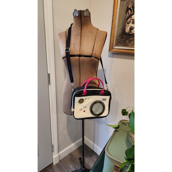 Betsey Johnson Paparazzi Lunch Tote Bag, Stylish Insulated Cooler, Chic & Fun - Picture 3 of 12